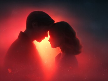 深情凝视的恋人剪影