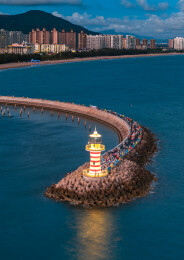中国海南陵水清水湾自由灯塔夜景航拍图