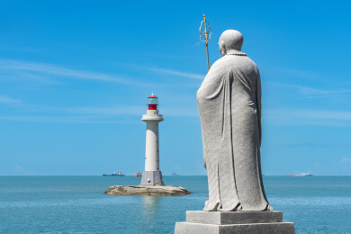 海南三亚大小洞天旅游区鉴真东渡雕像