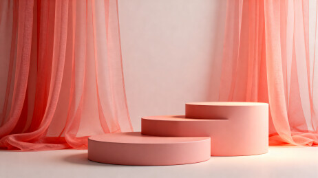 粉色纱帘背景下的三层圆台
