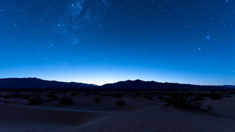 夜空繁星沙漠山峦