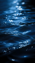 深蓝水面的静谧之美