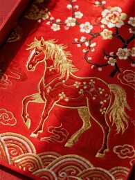 红色织锦上的金色马纹图案