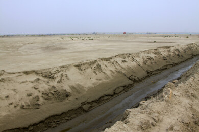 干涸河床与泥泞水道