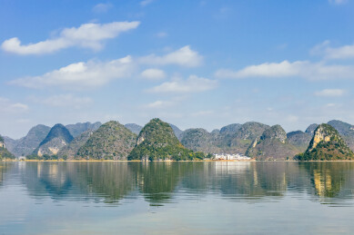 广西百色市渠洋湖喀斯特峰林全景风光