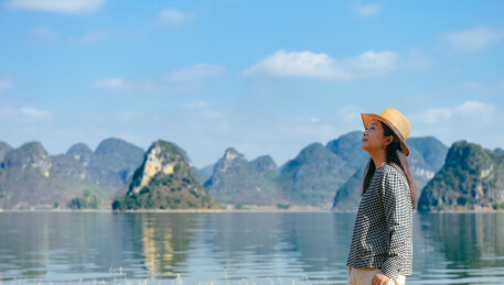 一位亚洲女性在广西百色市渠洋湖湖畔游玩