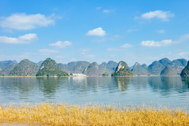 广西百色市渠洋湖喀斯特峰林全景风光