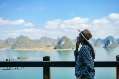 一位亚洲女性在广西百色市渠洋湖享受美景