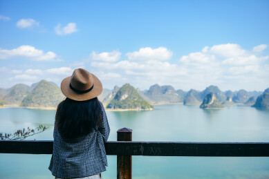 一位亚洲女性在广西百色市渠洋湖享受美景