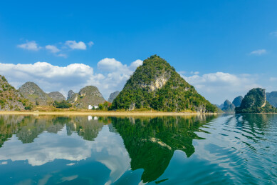 广西百色市渠洋湖喀斯特峰林全景风光