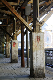 老式车站的木质结构与柱子