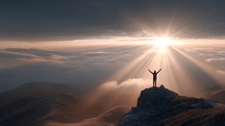 山顶人物与灿烂阳光