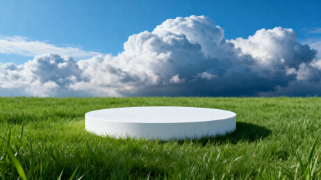 蓝天白云下的绿色草地圆台