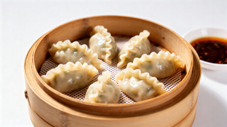 竹蒸笼里的饺子配蘸料