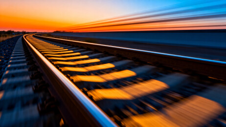 夕阳下飞驰的铁轨光影