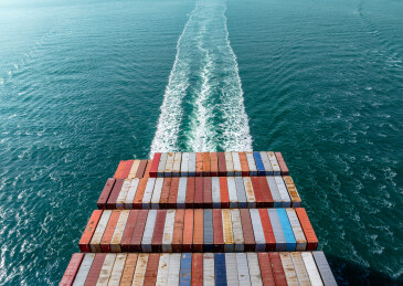 航拍航行中的集装箱货轮