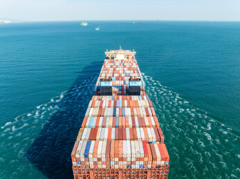 俯瞰航行中的MAERSK号货轮