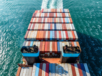 俯瞰航行中的MAERSK号货轮