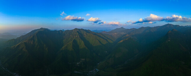 航拍浙江丽水市龙泉市长三角第一高峰黄茅尖