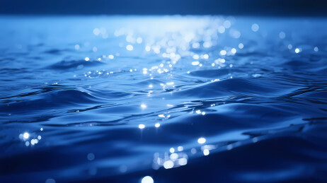 深蓝水面的静谧之美