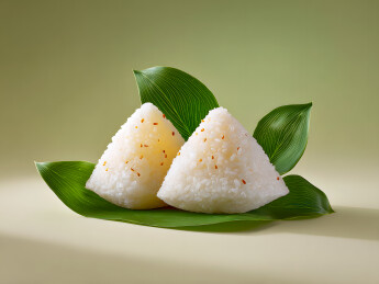 树叶包裹着饭团粽子