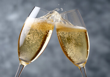 两只碰撞的酒杯特写