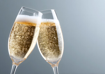 两只碰撞的酒杯特写