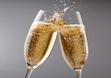 两只碰撞的酒杯特写