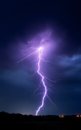 夜空中一道紫色的闪电