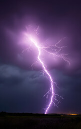 夜空中一道紫色的闪电
