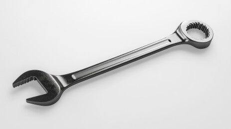灰色背景上的金属扳手