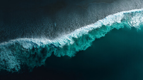 风暴中翻滚的海浪