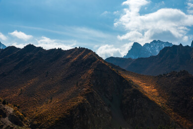 中国青海省祁连山国家公园高山逆光风景