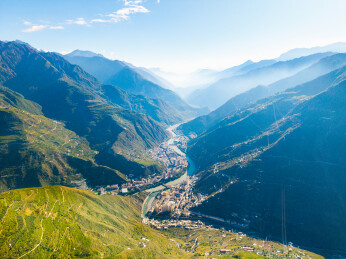 四川阿坝汶川县城下午航拍城市风光