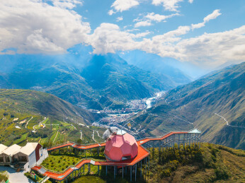 四川阿坝汶川揽城观景台和汶川县城白昼航拍