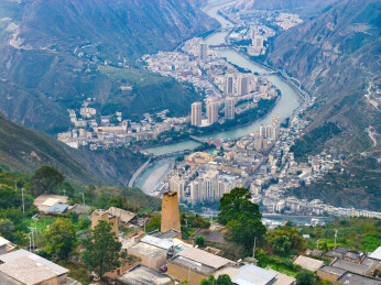 四川阿坝汶川县布瓦羌寨碉堡和汶川县城航拍