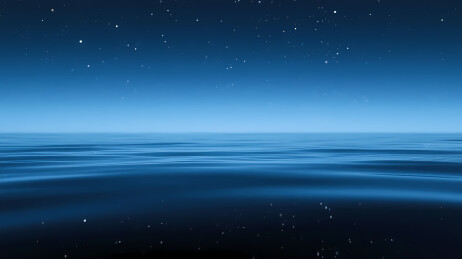 星空下的宁静水面