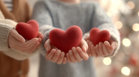 人们手持红色心形物件