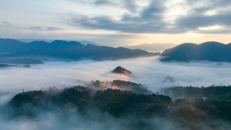 深秋平流雾绘就山野仙境