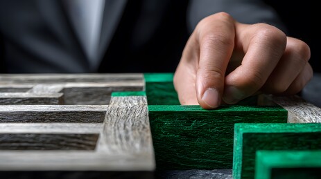 手部特写操作木质拼图