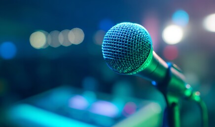 舞台麦克风特写图