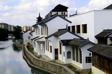 上海泗泾古镇河岸边的白墙黛瓦建筑群