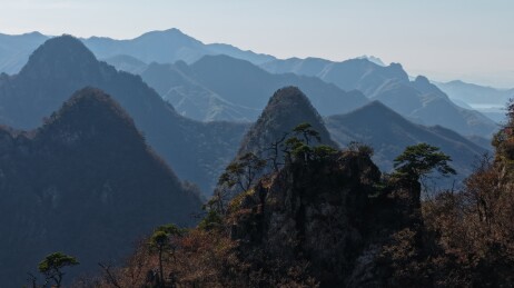 山峦叠嶂的山峰