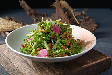 苦菊果仁心里美萝卜拌海蜇