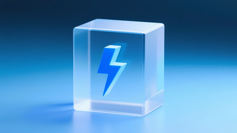 透明立方体与蓝色闪电