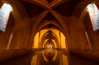 西班牙塞哥维亚一条长走廊散景灯光反射