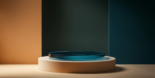 简约圆形展台与蓝色盘子