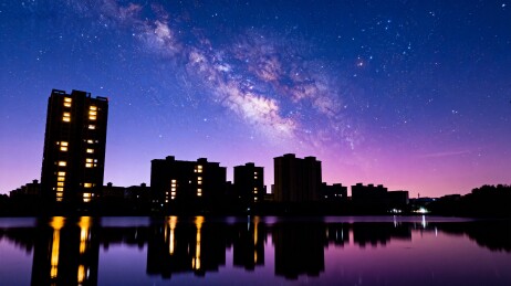 夜空繁星高楼剪影