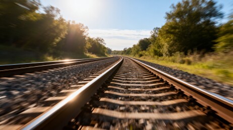 铁轨延伸远方阳光明媚