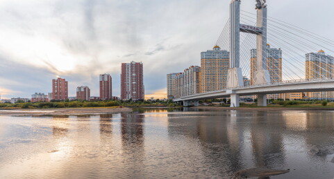 中国内蒙古海拉尔哈萨尔大桥城市景观